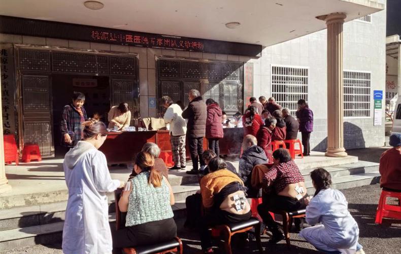 义诊活动包接包送  政策宣传一举两得  